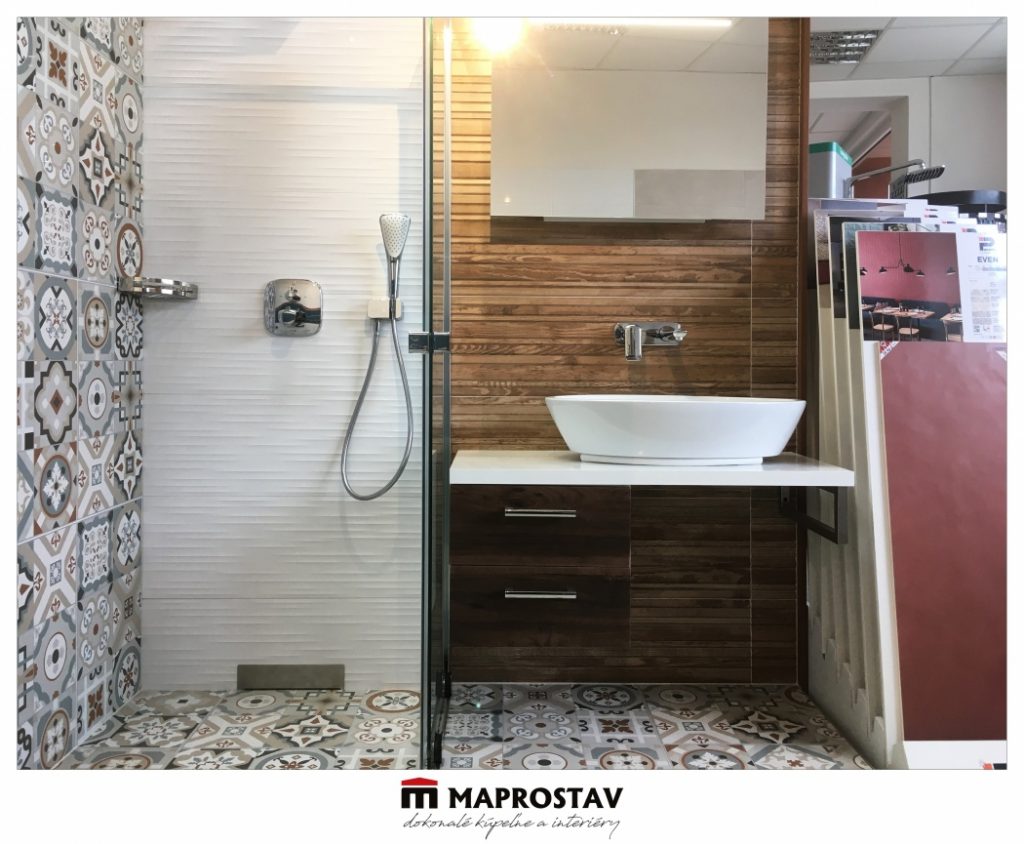 Kúpeľňové štúdio MAPROSTAV kúpeňa so sprchovým kútom , obklad vo vzhľade dreva